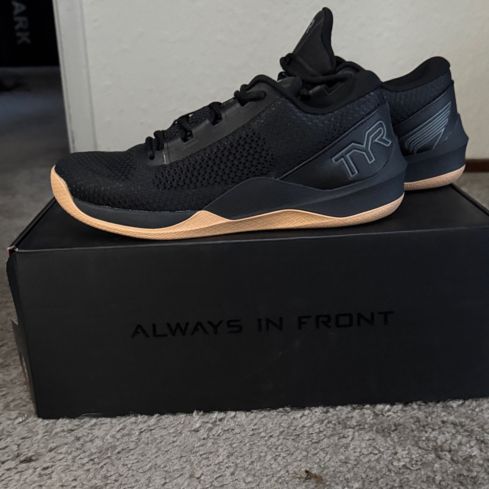 TYR CXT-2 Black Gum. Brand new never worn. Women’s 8.5 Men’s 7